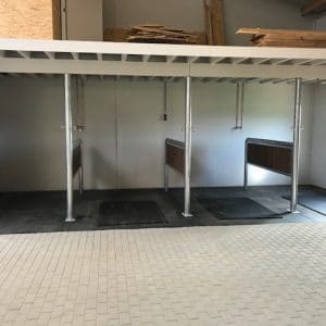 Rubbermat in paarden wasplaats