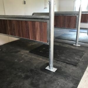 Paarden wasplaats voorzien van rubbermatten