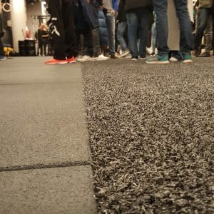 Overgang fitnesstegel en sprintrack bij Vondelgym