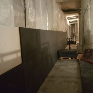 Rubber fitnesstegel tegen de muur