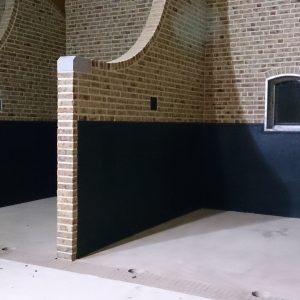 Rubber tegen de wand paardenstal